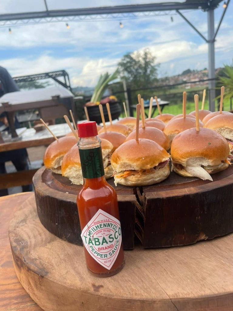 porção de mini burgers